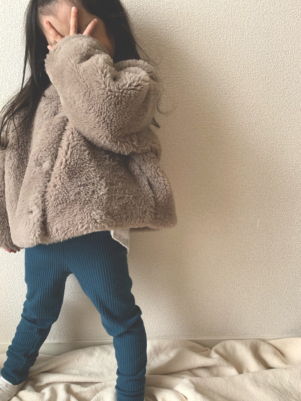 「シンプルコーデ、女の子コーデ、休日スタイル、キッズファッション、むすめ服、4歳、プチプラコーデ、ZARA、ザラキッズ、韓国子供服」｜「22j_boutiqueのアイテム（ノーカラージャケット、ベージュ系）」を使った、ichi_zenさん（キッズ・90cm）の冬コーディネートの1枚目の写真