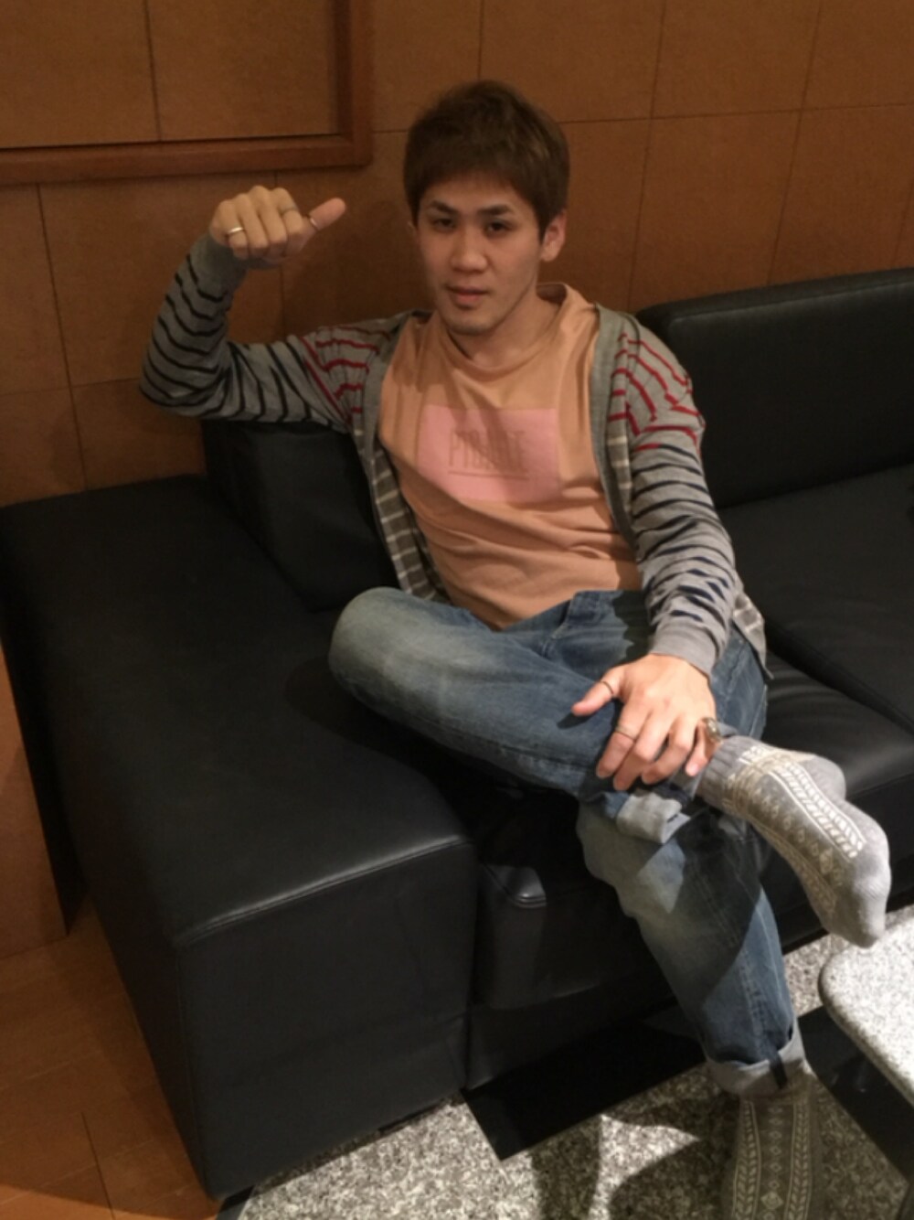 「カーディガン、ハイゲージニット、ボーダー、ピンク、ピガール、ゴールデングース、クロムハーツ、リラックススタイル」｜「JOHN SMEDLEYのJOHN SMEDLEY/BOATER（カーディガン/ボレロ、グレー系）」を使った、もんちゃんさん（メンズ・175cm）の冬コーディネートの1枚目の写真