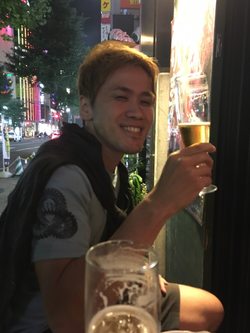 「サッカー、W杯、パブ、エッシャー」｜「Supreme のTシャツ（Tシャツ/カットソー、ブルー系）」を使った、もんちゃんさん（メンズ・175cm）の夏コーディネートの1枚目の写真