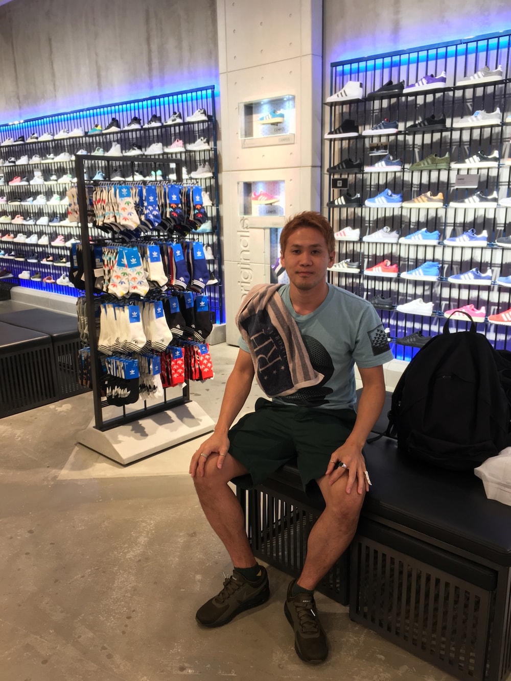 「ウルトラジャパン、台風、休憩、adidas、グリーンコーデ、お台場、フェス」｜「Ron Hermanのタオル（フェイスタオル、グレー系）」を使った、もんちゃんさん（メンズ・175cm）の秋コーディネートの1枚目の写真