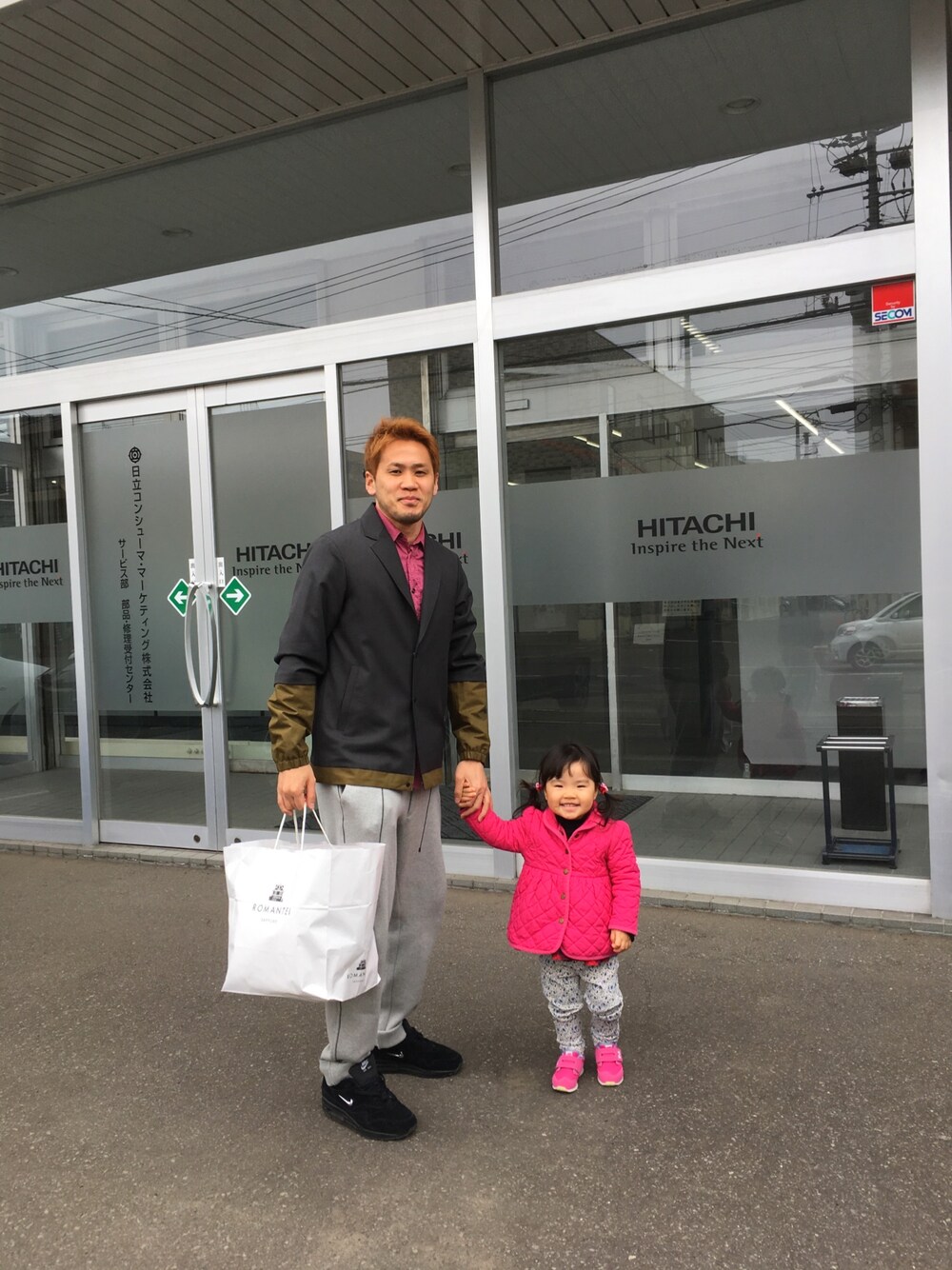 「テーラードジャケット、ピンク、コーチジャケット、ニットパンツ、春コーデ、オフ、OAMC」｜「OAMCのsport coat（ナイロンジャケット、グレー系）」を使った、もんちゃんさん（メンズ・175cm）の春コーディネートの1枚目の写真