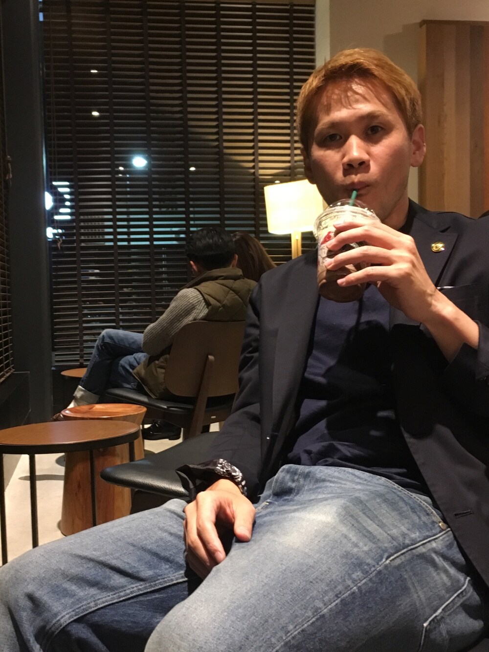 「スタバ、おつかれさま、ジャケデニ」｜「LOUIS VUITTONのMONOGRAM ECLIPSE FLASH SET OF PIN BROOCHES（ネクタイピン、その他）」を使った、もんちゃんさん（メンズ・175cm）の秋コーディネートの1枚目の写真
