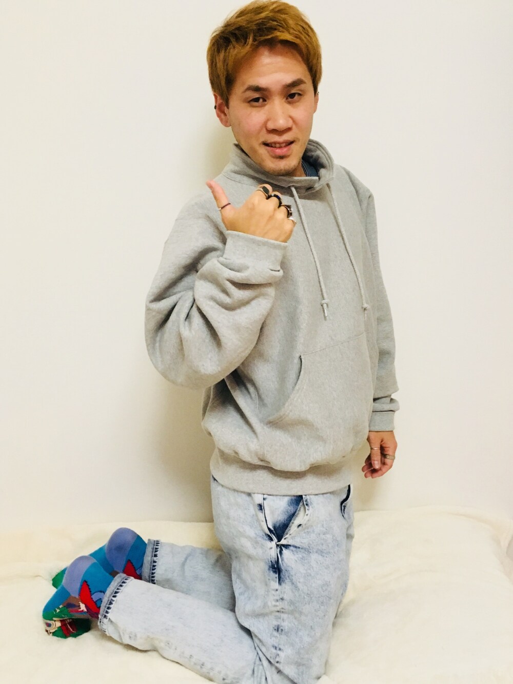 「DA PUMP、USA、90’s、ダサい、ケミカルウォッシュ、ビッグスウェット」｜「DIGAWELのBLEACH DENIM（デニムパンツ、ブルー系）」を使った、もんちゃんさん（メンズ・175cm）の冬コーディネートの1枚目の写真