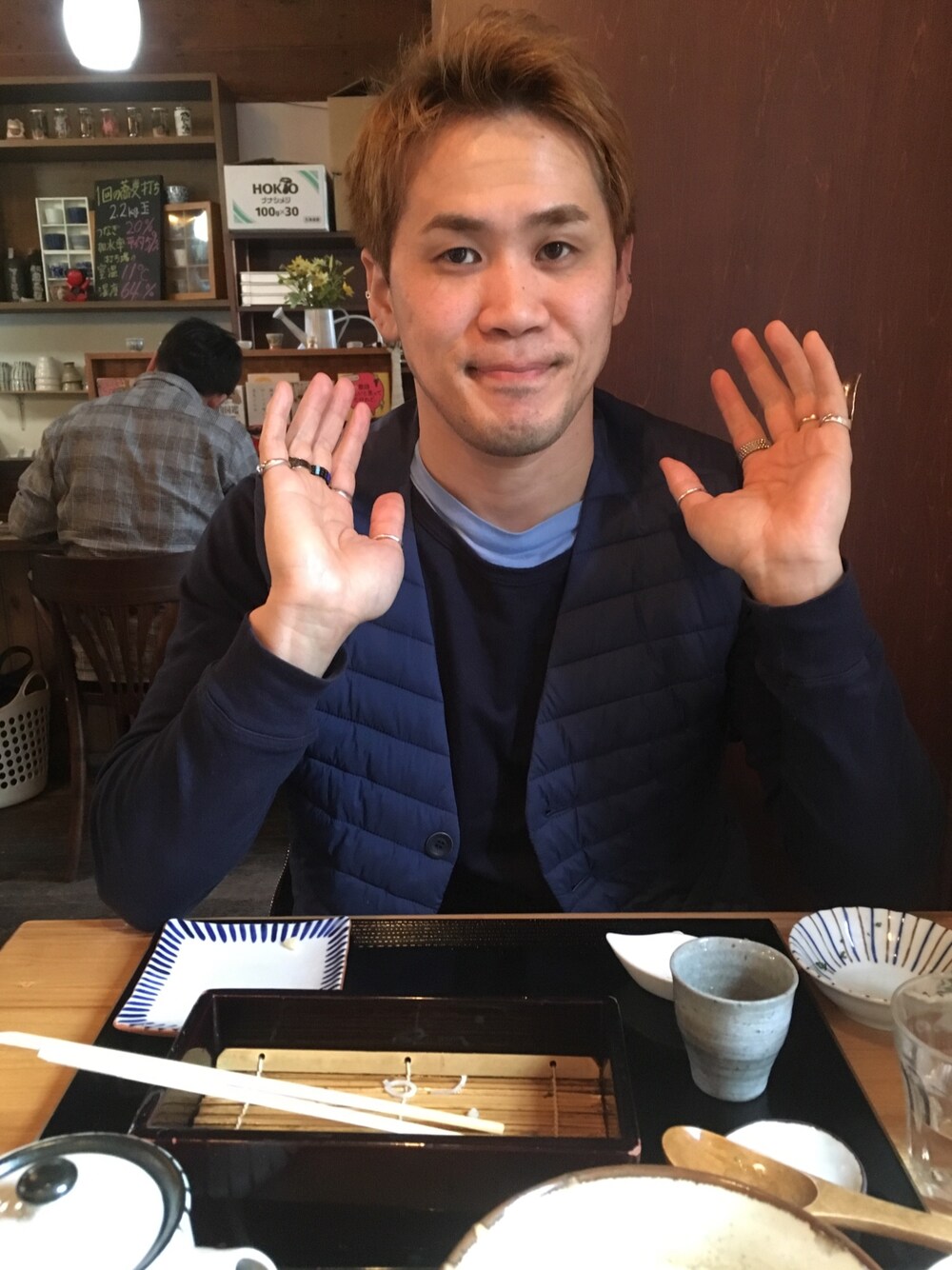 「蕎麦、春コーデ、ロンT、ジレ」｜「HERNOのダウンジレ（ベスト、ブルー系）」を使った、もんちゃんさん（メンズ・175cm）の春コーディネートの1枚目の写真