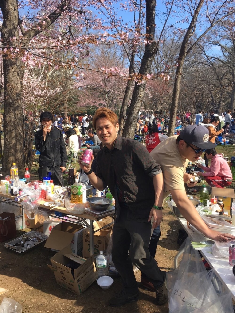 「花見、BBQ、晴れ、春」｜「MARC JACOBSのシャツ（シャツ/ブラウス、グリーン系）」を使った、もんちゃんさん（メンズ・175cm）の春コーディネートの1枚目の写真