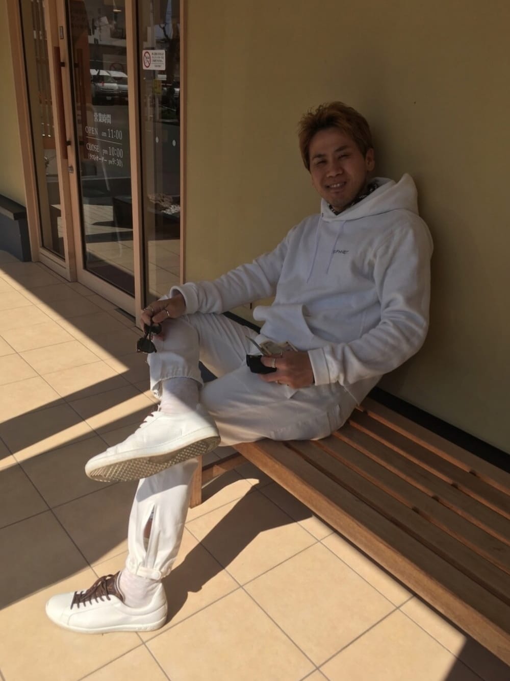 「お昼、真っ白、真っ白コーデ、休日スタイル、寿司、令和スタイル」｜「SOPHNET.のAUTHENTIC LOGO PULL OVER HOODY（パーカー、ホワイト系）」を使った、もんちゃんさん（メンズ・175cm）の春コーディネートの1枚目の写真