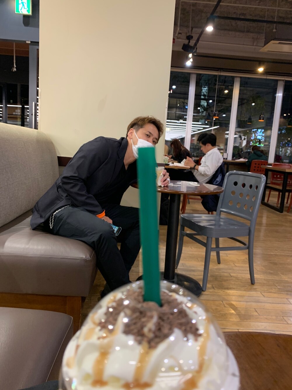 「カフェ、フラペチーノボーイ、偲ぶ会、ブラックコーデ」｜「SOPHNET.のYARMO DRIVERS JACKET（テーラードジャケット、ブラック系）」を使った、もんちゃんさん（メンズ・175cm）の秋コーディネートの1枚目の写真