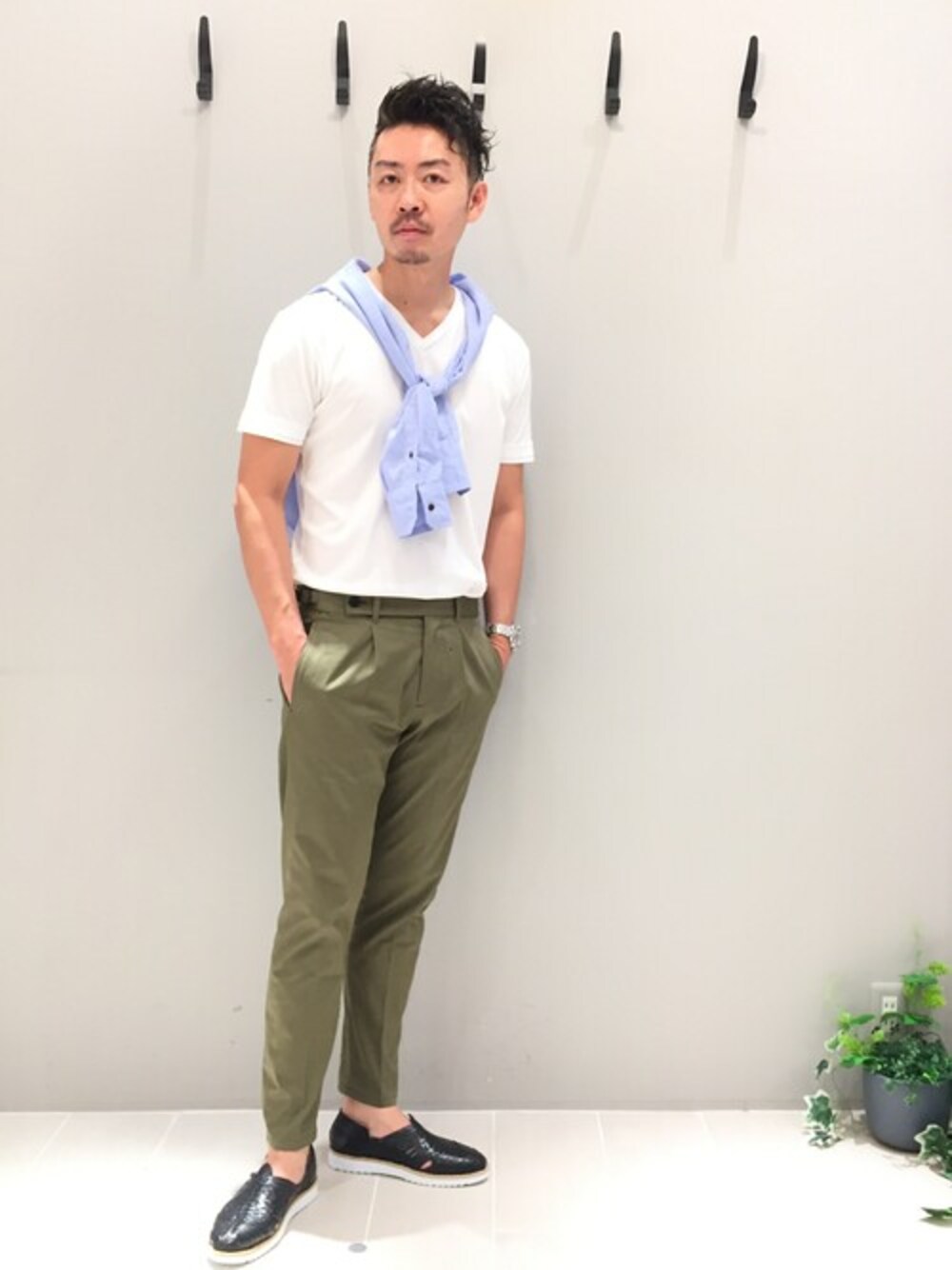 「Vネック、大人カジュアル、肩掛け、リネンシャツ、alfredoBANNISTER、abahouse、白Tシャツ、グルカサンダル、5351 POUR LES HOMMES、BERWICH」｜「ABAHOUSEのフレンチリネンワイドカラーシャツ（シャツ/ブラウス、ブルー系）」を使った、daiさん（メンズ・180cm）の夏コーディネートの1枚目の写真