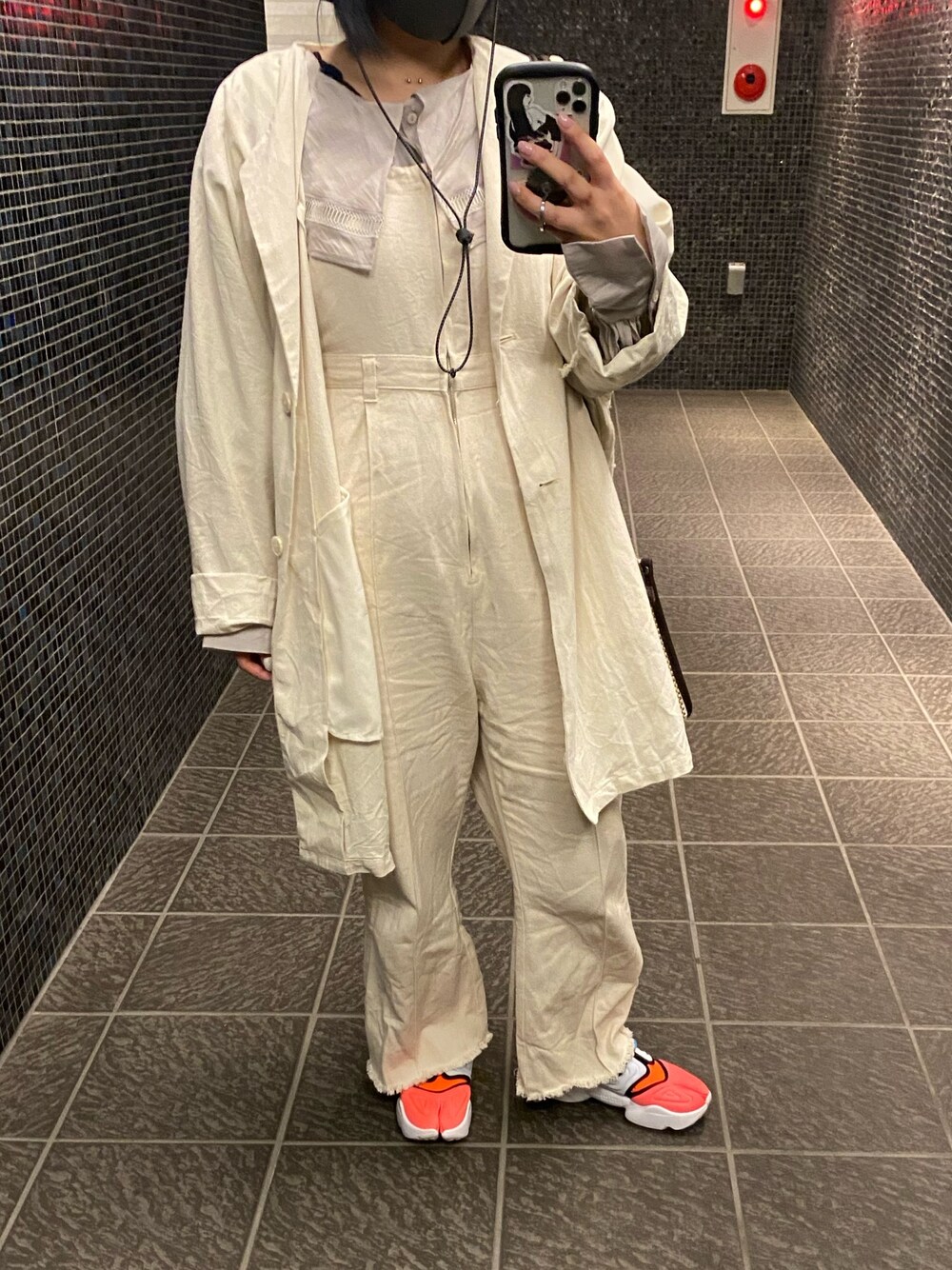 「休日コーデ、サロペット、Kastane、who's who chico、NIKE」｜「Chicoのビッグ襟2wayボリュームブラウス/ビッグカラー（シャツ/ブラウス、グレー系）」を使った、ばたさん（レディース・151cm）の春コーディネートの1枚目の写真