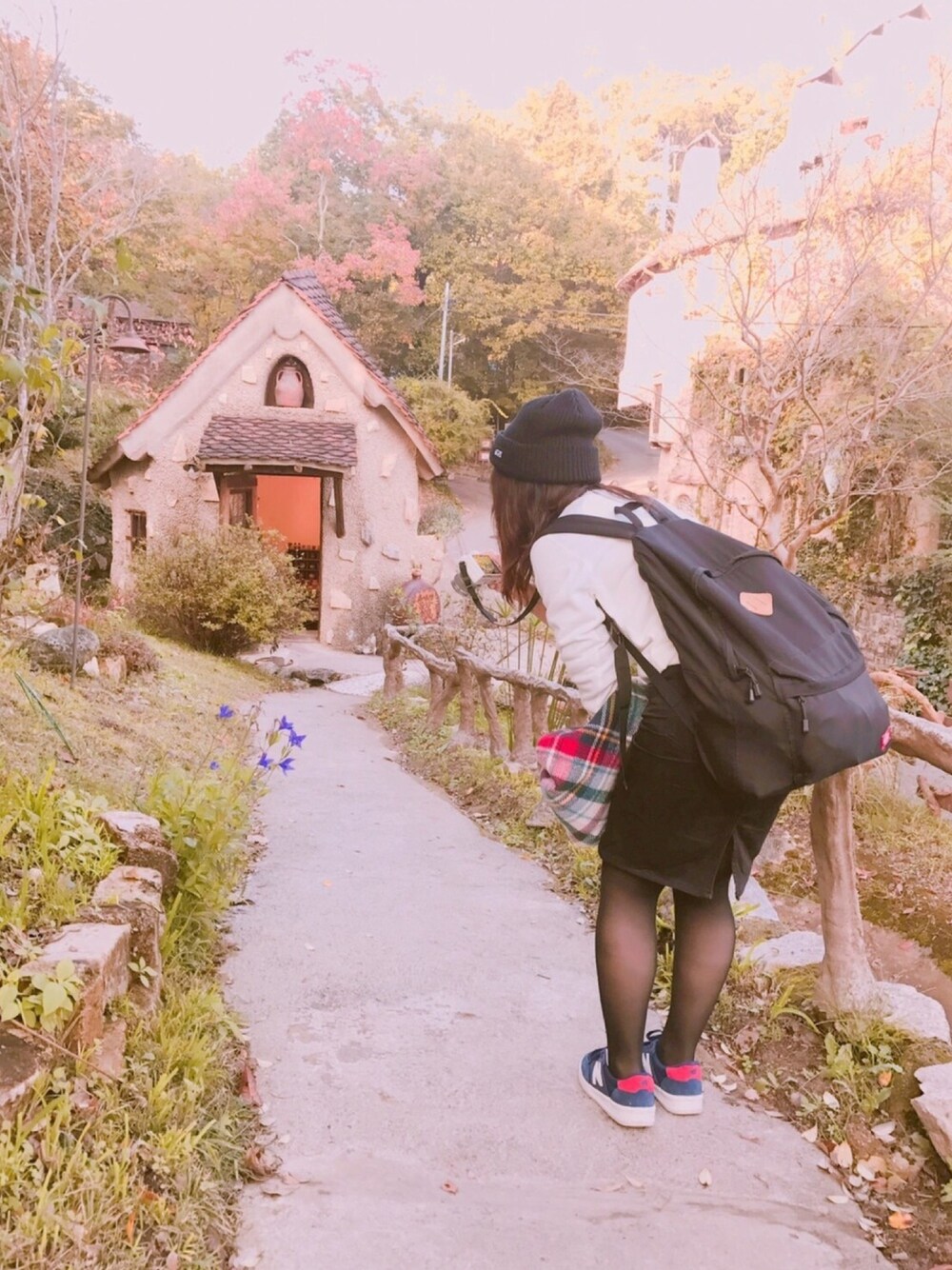 「ぬくもりの森、秋コーデ、シンプルコーデ、カメラ女子、スニーカー女子」｜「VANSのアイテム（ニットキャップ/ビーニー、ブラック系）」を使った、mk12さん（レディース・150cm）の秋コーディネートの1枚目の写真