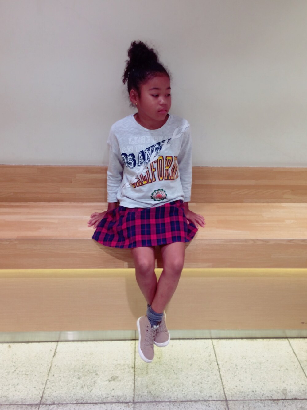「スクールガール、キッズコーデ、女の子、休日スタイル」｜「ZARA KIDSのアイテム（Tシャツ/カットソー、グレー系）」を使った、e-.-eさん（キッズ・130cm）の秋コーディネートの1枚目の写真