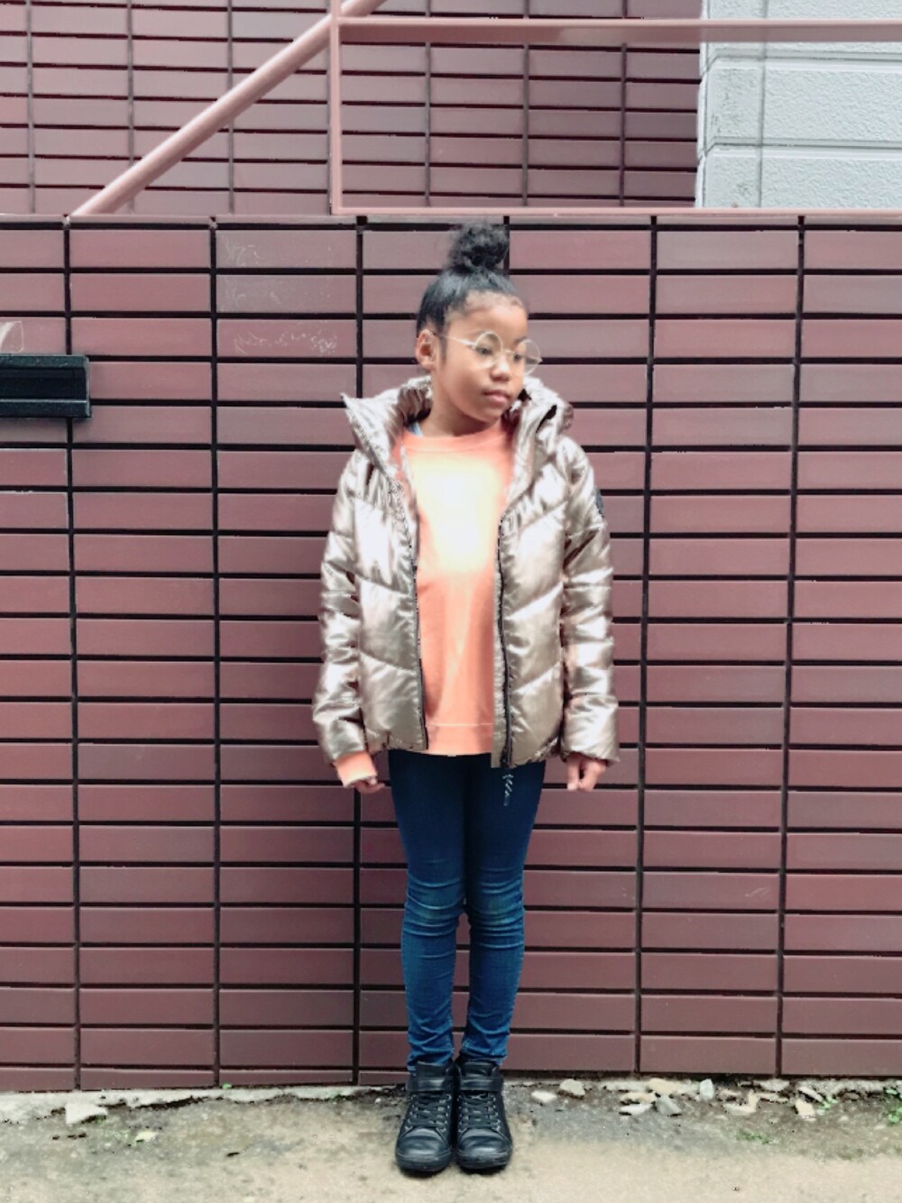 「カジュアルコーデ、女の子、冬コーデ、GLOBAL WORK、H&M、キッズコーデ」｜「coenのラウンドクリアレンズメガネ（メガネ、ゴールド系）」を使った、e-.-eさん（キッズ・90cm）の秋コーディネートの1枚目の写真