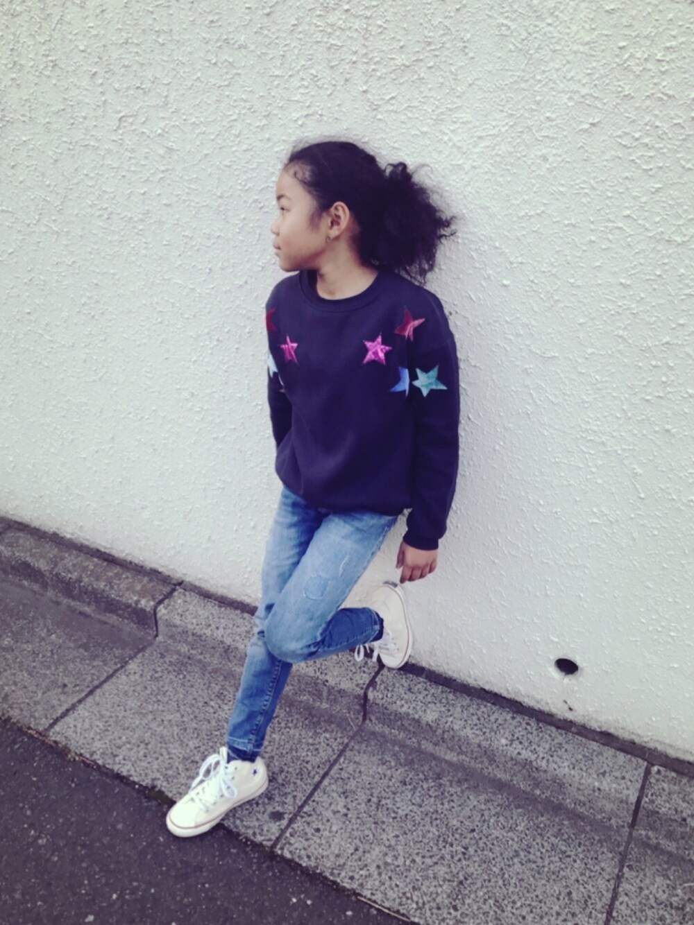 「キッズコーデ、カジュアル、おんなのこ、コンバース、チャックテイラー、休日スタイル」｜「ZARA KIDSのアイテム（スウェット、ブラック系）」を使った、e-.-eさん（キッズ・90cm）の冬コーディネートの1枚目の写真