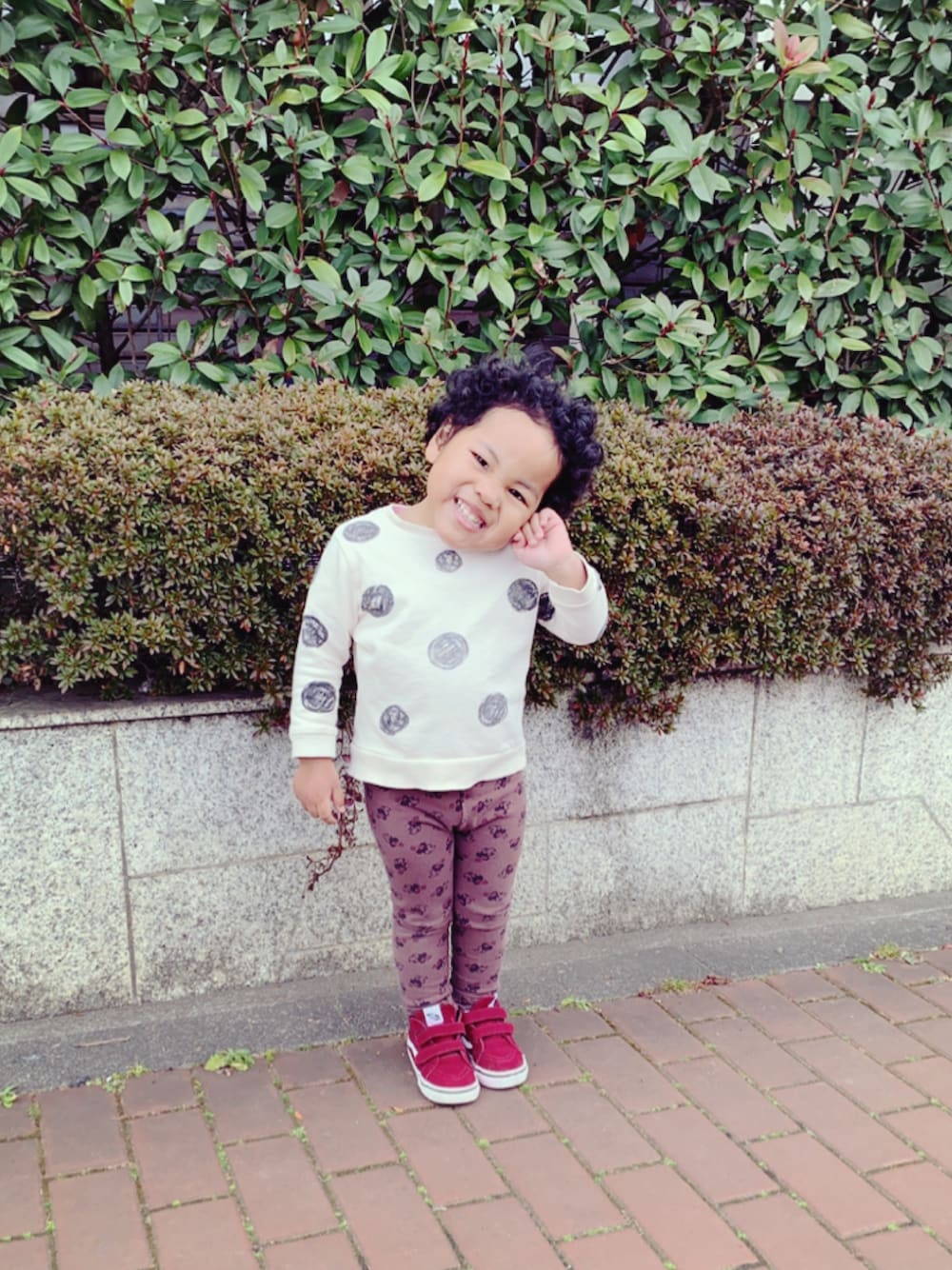 「チョコ色に染まれ、キッズファッション、おんなのこ、UNIQLO、ZARA、VANS、ドット」｜「ZARA KIDSのアイテム（スウェット、ホワイト系）」を使った、e-.-eさん（キッズ・100cm）の冬コーディネートの1枚目の写真