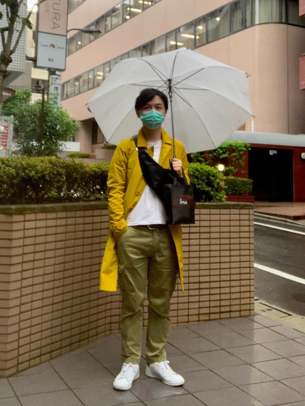 「レインコート、雨の日」｜「Burberry Prorsumのアイテム（トレンチコート、イエロー系）」を使った、Asahi-1926さん（メンズ・171cm）の夏コーディネートの1枚目の写真