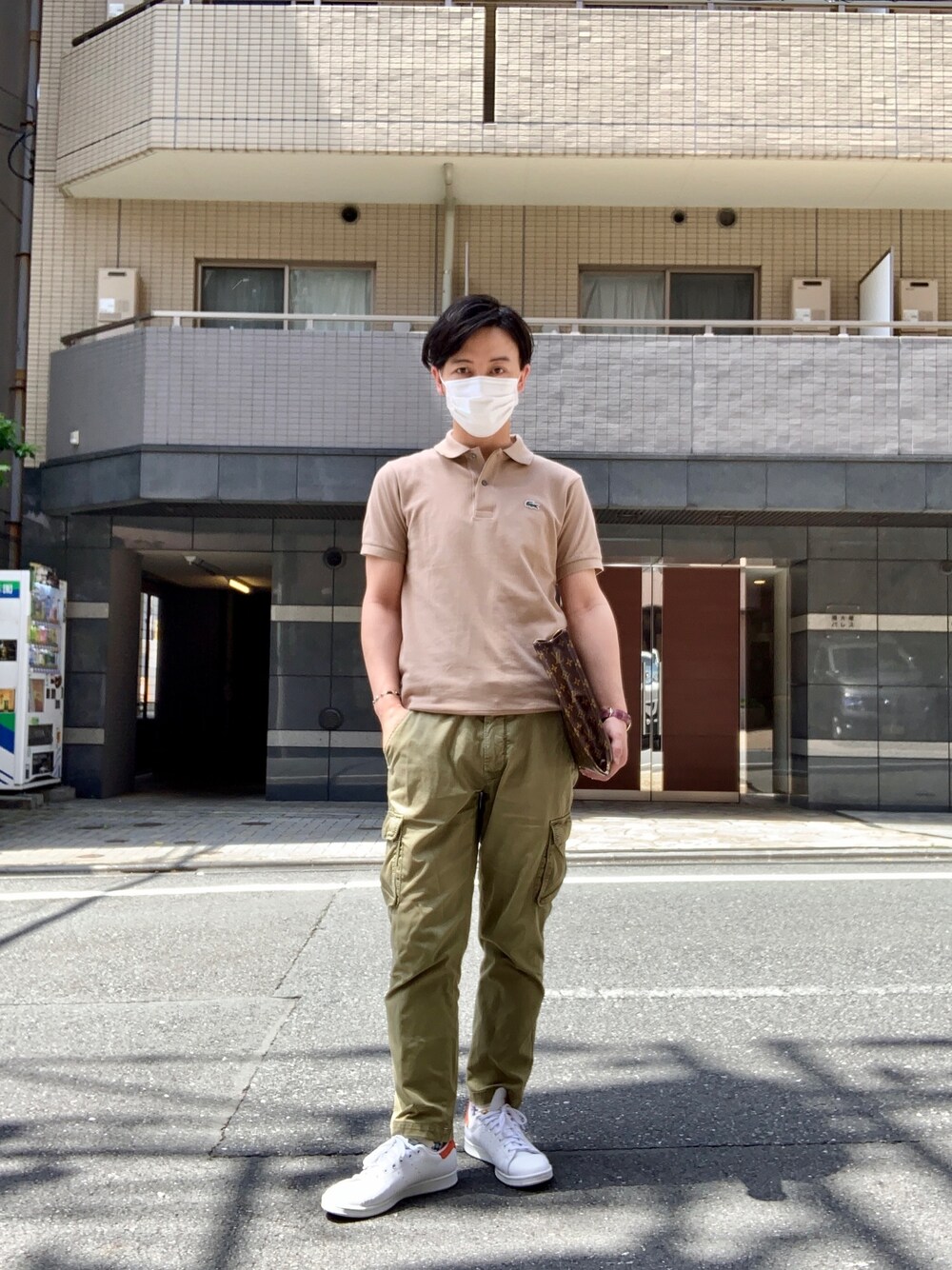 「夏コーデ」｜「LACOSTEのアイテム（ポロシャツ、ベージュ系）」を使った、Asahi-1926さん（メンズ・171cm）の春コーディネートの1枚目の写真