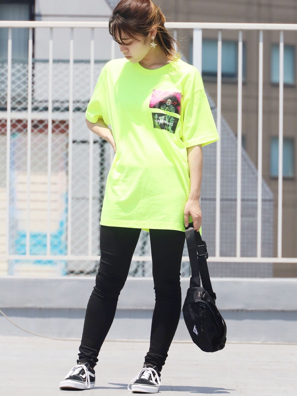 「夏コーデ、カジュアルコーデ、ビタミンカラー、Tシャツ、ストリート、パンツコーデ、ボディバッグ、スポーティ、オーバーサイズ、メンズライク」｜「LONELY/論理のアイテム（トップス、グリーン系）」を使った、ROOPTOKYO_sakiさん（レディース・160cm）の夏コーディネートの1枚目の写真