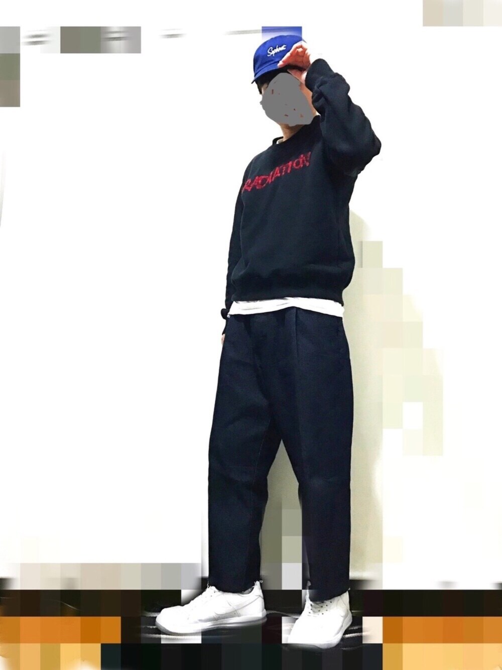 「春コーデ、ストリート、ワイドパンツ、ワイドデニム、ビッグシルエット、スウェット、キャップ、チラ見せ」｜「SOPHNET.のCOTTON TWILL LOGO CAP（キャップ、ブルー系）」を使った、葛根湯さん（メンズ・168cm）の春コーディネートの1枚目の写真