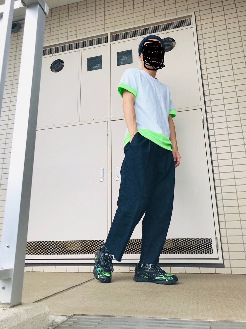 「ストリート、ダッドスニーカー、Tシャツ×デニム」｜「COMME des GARCONSのアイテム（Tシャツ/カットソー、ホワイト系）」を使った、葛根湯さん（メンズ・168cm）の秋コーディネートの1枚目の写真