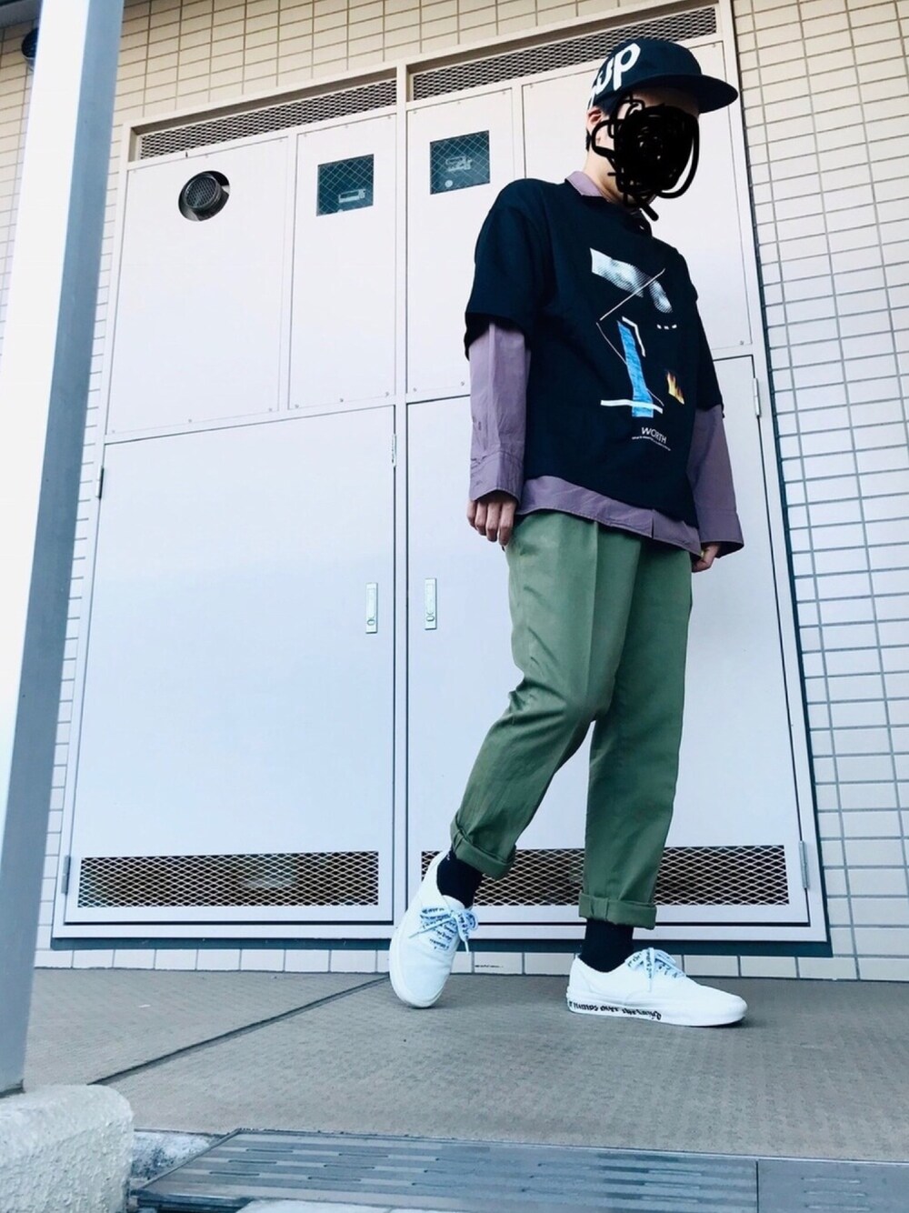 「秋服、UNIQLO、supreme、ストリート、重ね着」｜「Supreme のアイテム（キャップ、ブラック系）」を使った、葛根湯さん（メンズ・168cm）の秋コーディネートの1枚目の写真