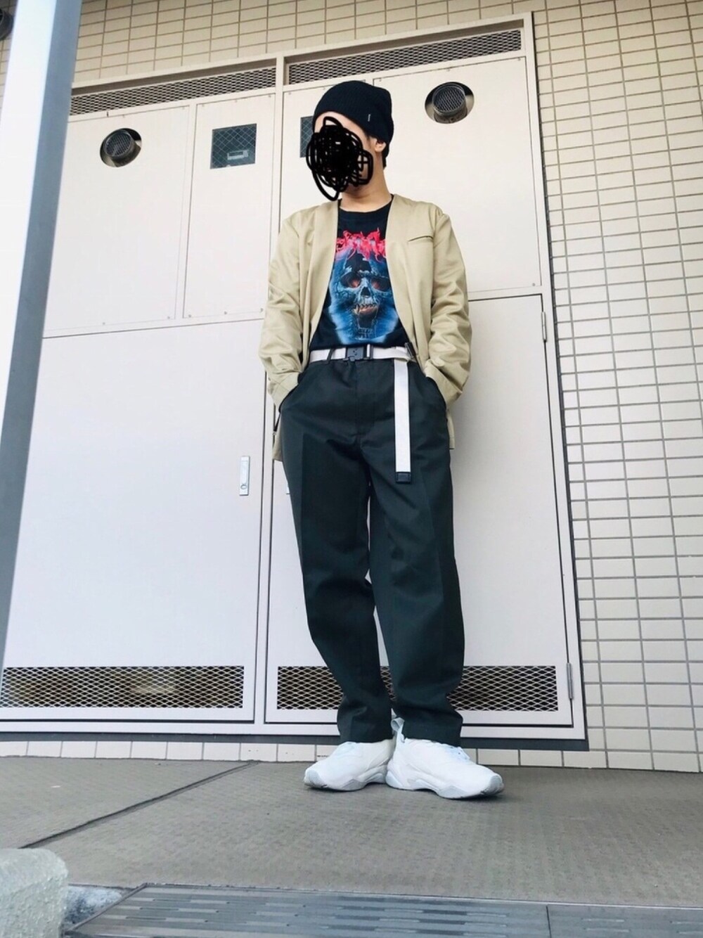 「秋のコーデ、大人ストリート、ノーカラージャケット、ダッドスニーカー、ワイドパンツ」｜「Supreme のアイテム（ニットキャップ/ビーニー、ブラック系）」を使った、葛根湯さん（メンズ・168cm）の秋コーディネートの1枚目の写真