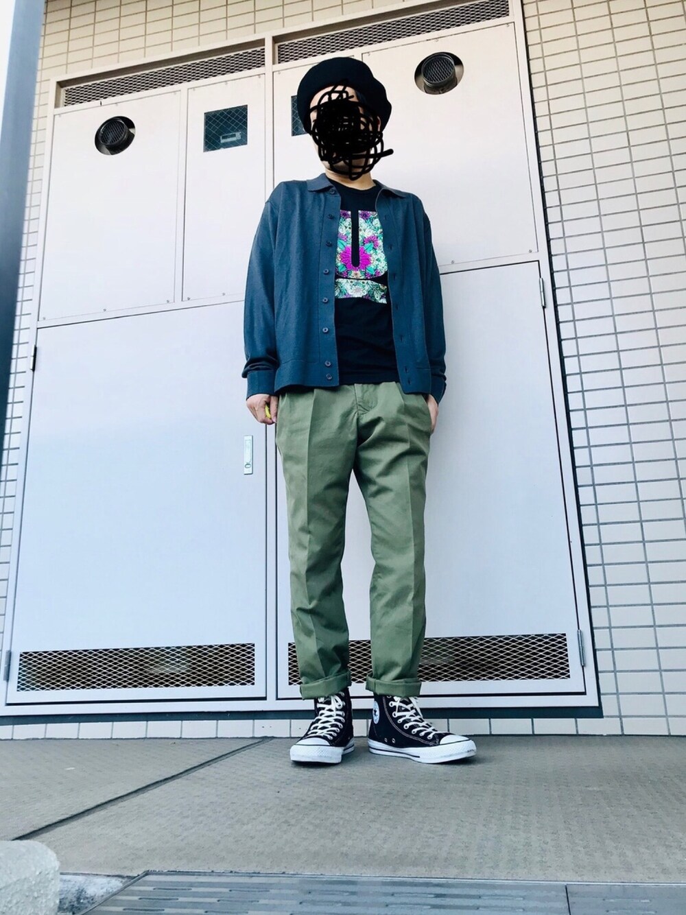 「大人ストリート、秋コーデ、ニットシャツ、ベレー帽、コンバース ハイカット」｜「DISCOVEREDのDISCOVERED BERET（ハンチング/ベレー帽、ブラック系）」を使った、葛根湯さん（メンズ・168cm）の秋コーディネートの1枚目の写真
