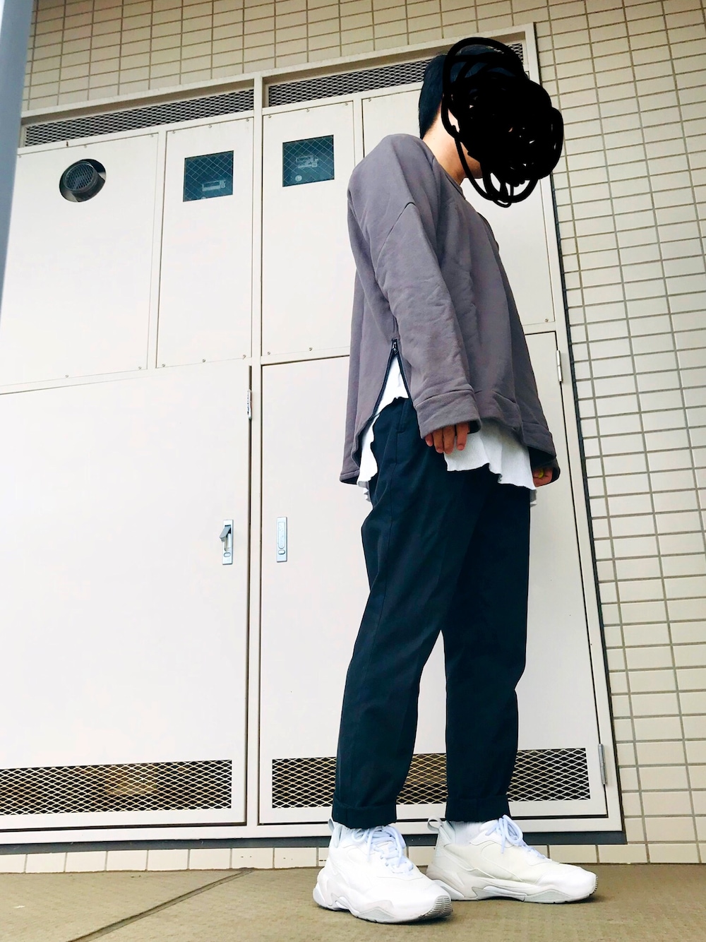 「秋のコーデ、スウェット、レイヤードスタイル、テーパードパンツ、ダッドスニーカー、ビッグシルエット、ストリート、大人ストリート、モノトーン、シンプルコーデ」｜「revisedのアイテム（スウェット、グレー系）」を使った、葛根湯さん（メンズ・168cm）の秋コーディネートの1枚目の写真