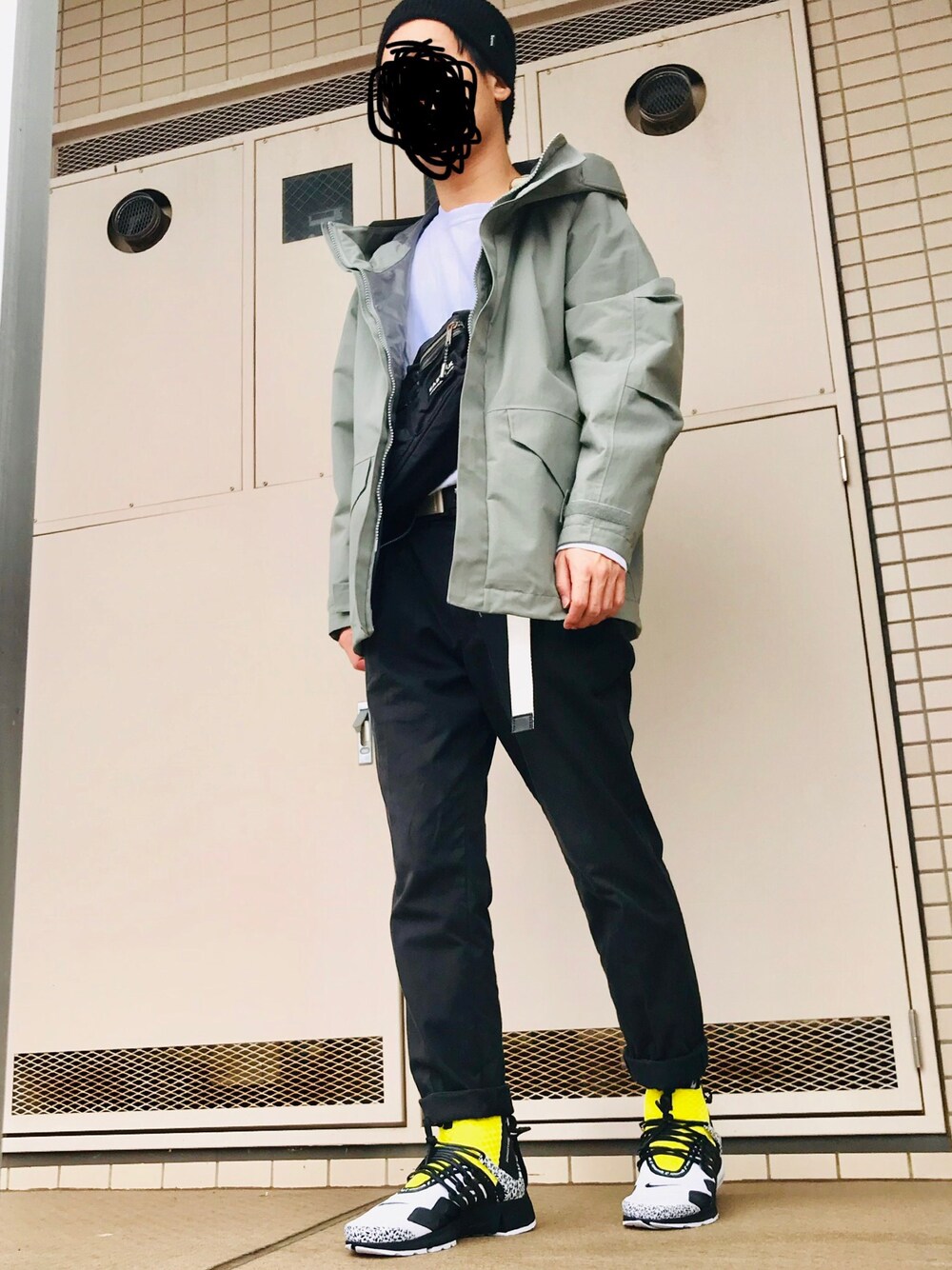 「大人ストリート、マウンテンパーカー、タックイン、タックパンツ、ハイテクスニーカー、ストリート、ユニクロ、ナイキスニーカー、秋コーデ、ニット帽」｜「Supreme のアイテム（ニットキャップ/ビーニー、ブラック系）」を使った、葛根湯さん（メンズ・168cm）の秋コーディネートの1枚目の写真