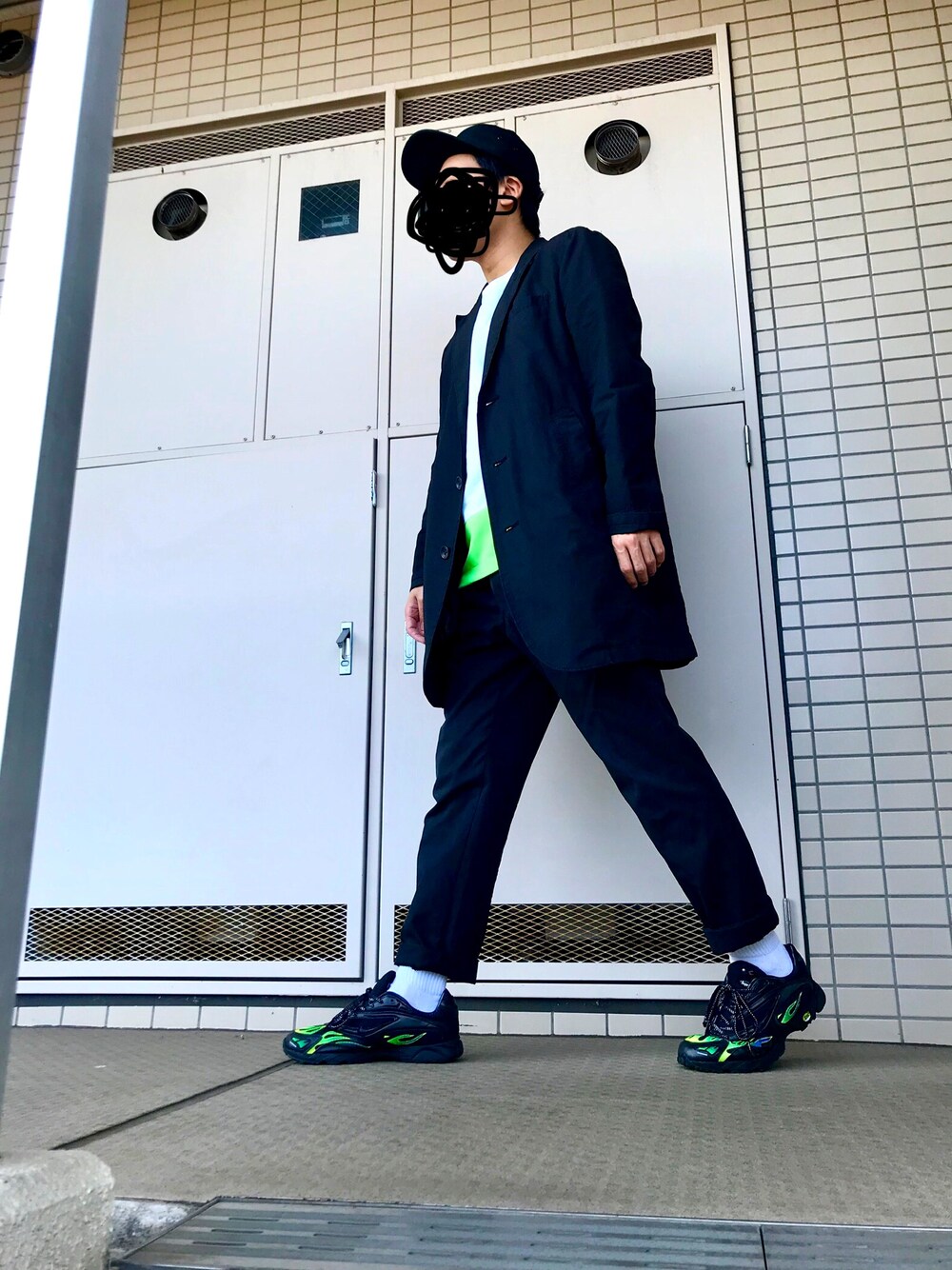 「お目立ちネオンコーデ、チェスターコート、秋コーデ、大人ストリート、ストリート、ダッドスニーカー、モノトーン、白ソックス、スニーカー、キャップ」｜「I&MEのアイテム（キャップ、ブラック系）」を使った、葛根湯さん（メンズ・168cm）の秋コーディネートの1枚目の写真