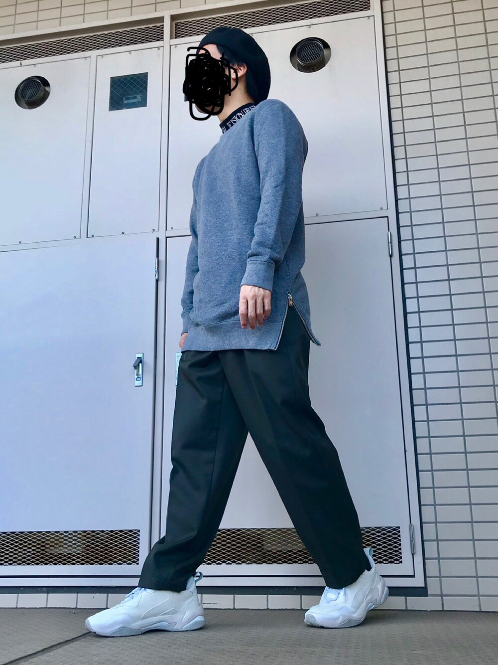 「秋冬コーデ、大人ストリート、スウェット、ストリート、ワイドパンツ、ダッドスニーカー、ベレー帽、モックネック、グレースウェット、シンプルコーデ」｜「DISCOVEREDのDISCOVERED BERET（ハンチング/ベレー帽、ブラック系）」を使った、葛根湯さん（メンズ・168cm）の秋コーディネートの1枚目の写真