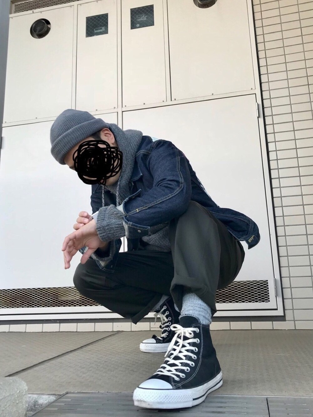 「アイラブCONVERSE、デニムジャケット、カジュアルコーデ、コンバース オールスター、Apple Watch、シンプルコーデ、ワイドパンツ、グレーパーカー、ニット帽、シンプル」｜「FREAK'S STOREのACRYL SHORT WATCH CAP/アクリルショートワッチキャップ（ニットキャップ/ビーニー、グレー系）」を使った、葛根湯さん（メンズ・168cm）の冬コーディネートの1枚目の写真