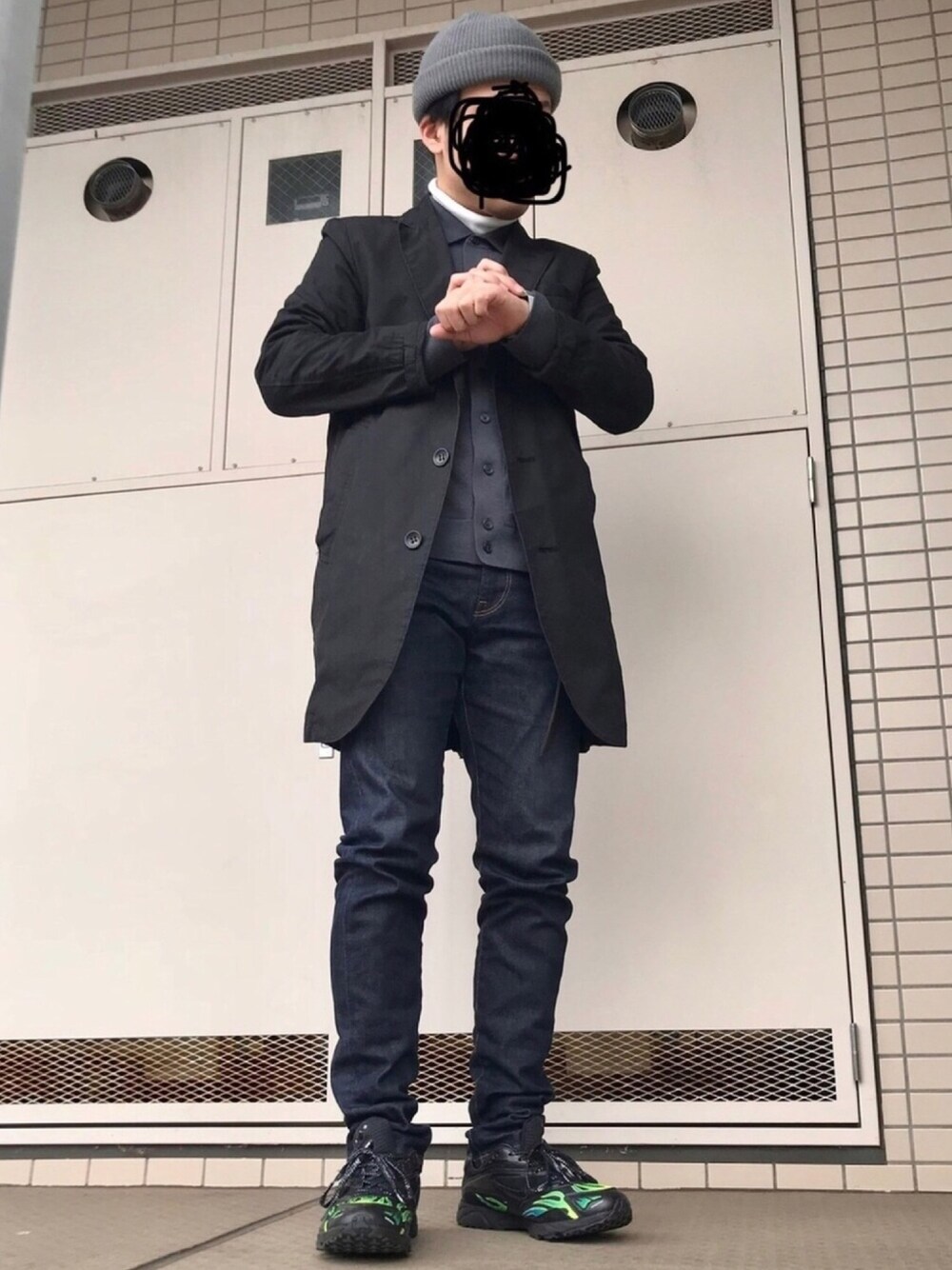 「チェスターコート、ニットポロ、タートルネック、生デニム、ニット帽、ダッドスニーカー、シュプリーム、きれいめカジュアル、大人カジュアル、シンプル」｜「FREAK'S STOREのACRYL SHORT WATCH CAP/アクリルショートワッチキャップ（ニットキャップ/ビーニー、グレー系）」を使った、葛根湯さん（メンズ・168cm）の冬コーディネートの1枚目の写真