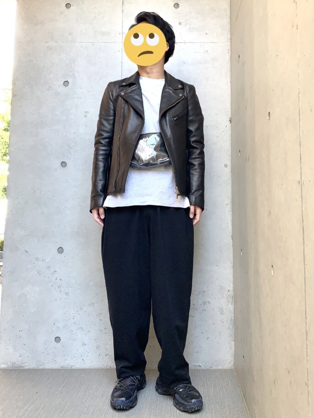 「春コーデ、ワイドパンツ、モノトーン、ライダースジャケット、イージーパンツ、スニーカー、大人ストリート、休日スタイル、黒スニーカー、お洒落さんとつながりたい」｜「UNIQLOのクルーネックＴ（長袖）（Tシャツ/カットソー、グレー系）」を使った、葛根湯さん（メンズ・168cm）の春コーディネートの1枚目の写真
