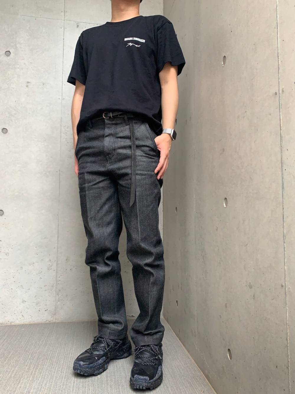 「夏コーデ、オールブラック、ブラックデニム、タックイン、Ｔシャツタックイン、大人ストリート、ストリート、アートTシャツ、KYNE、MeguruYamaguchi」｜「UNION SODAのアイテム（Tシャツ/カットソー、ブラック系）」を使った、葛根湯さん（メンズ・168cm）の夏コーディネートの1枚目の写真