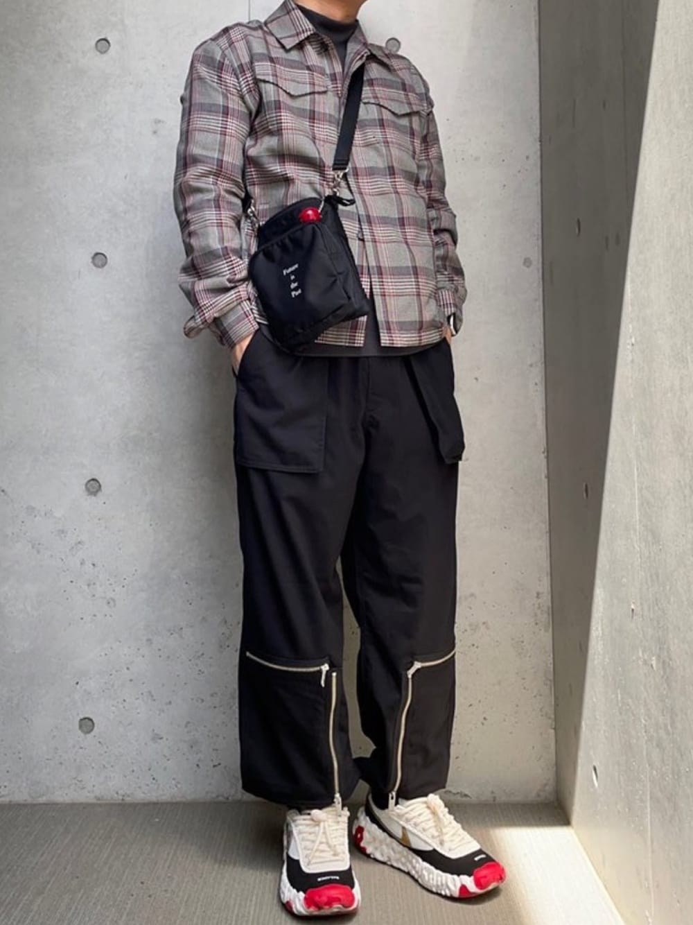 「春コーデ、30代、大人ストリート、モード、アンダーカバー、コラボ」｜「UNDERCOVERのアイテム（ブルゾン、ブラウン系）」を使った、葛根湯さん（メンズ・168cm）の春コーディネートの1枚目の写真