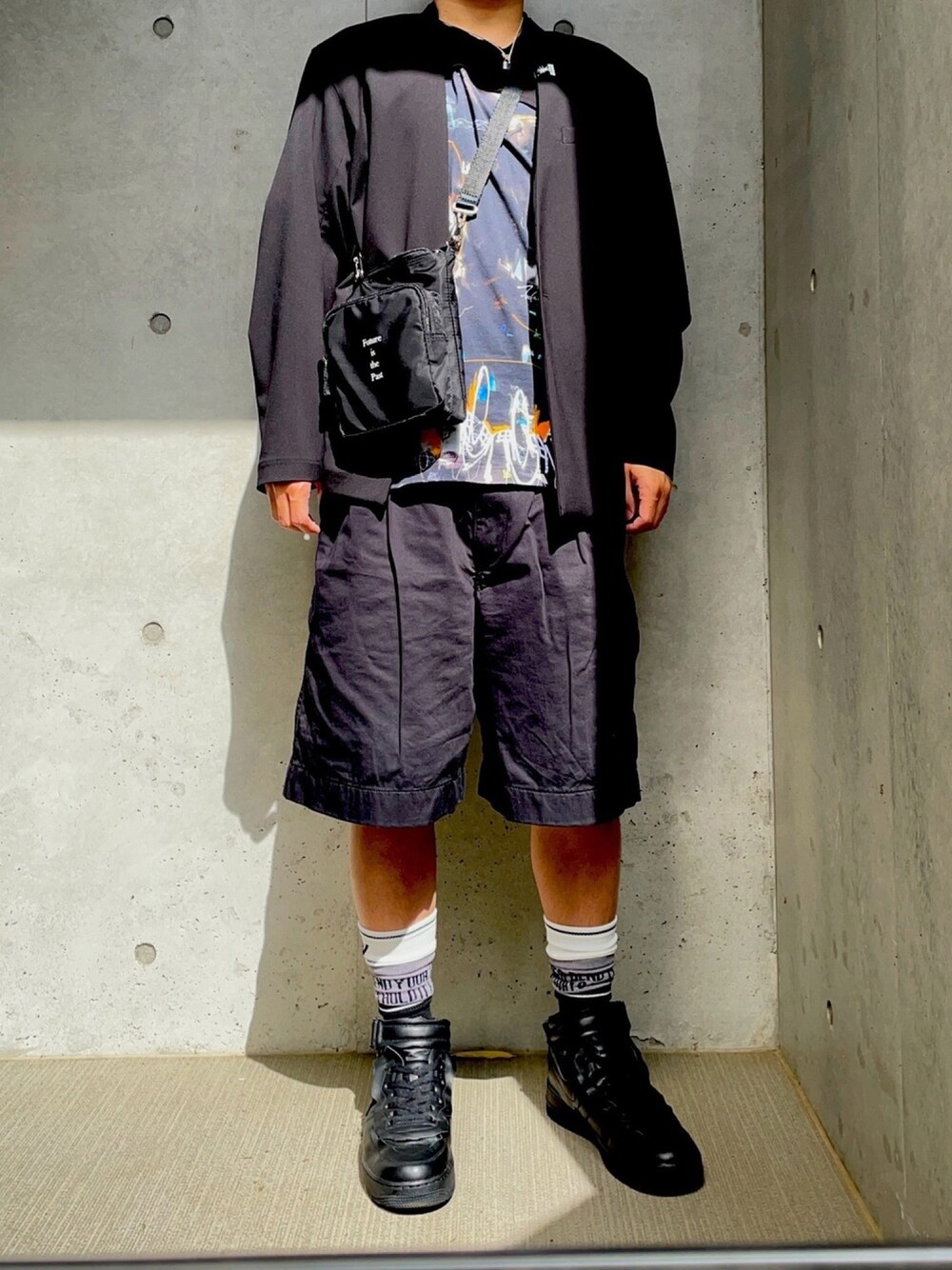 「ブラックコーデ、モード、30代、ハーフパンツ、春コーデ、休日スタイル」｜「GUのアイテム（ノーカラージャケット、ブラック系）」を使った、葛根湯さん（メンズ・168cm）の春コーディネートの1枚目の写真