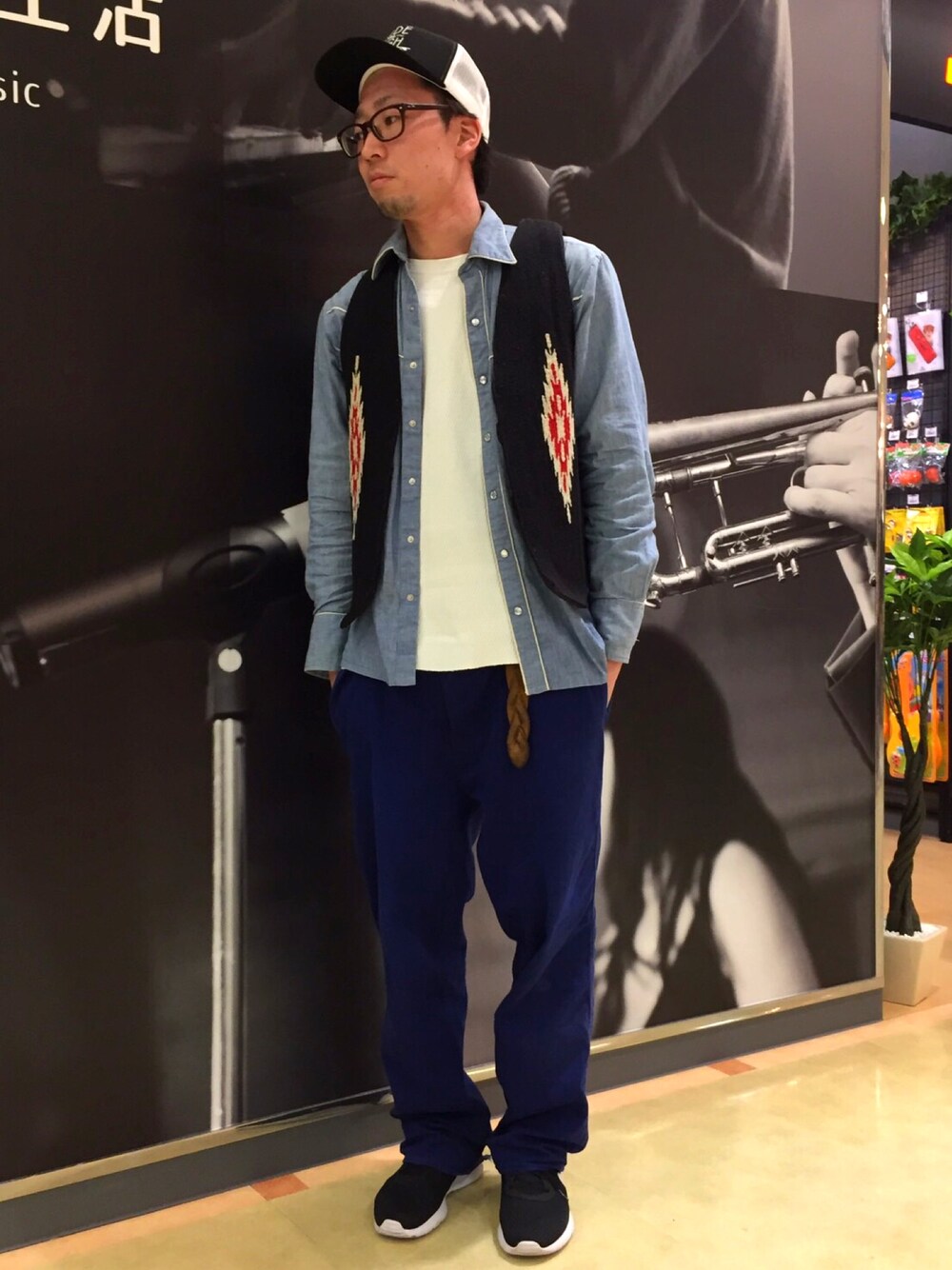 ブルー系のその他パンツ、ブルー系のシャツ/ブラウス、ブラック系のベストを着用したメンズの春コーディネートの1枚目の写真