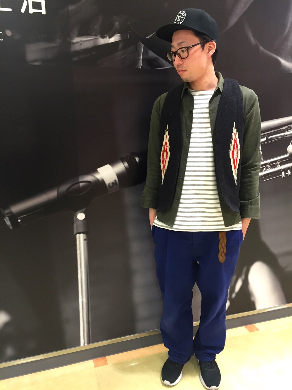 ブルー系のその他パンツ、ホワイト系のTシャツ/カットソー、グリーン系のシャツ/ブラウスを着用したメンズの春コーディネートの1枚目の写真