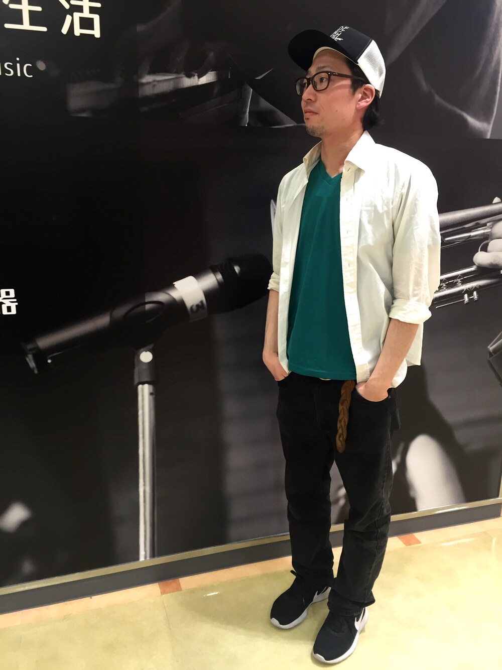 ホワイト系のシャツ/ブラウス、グリーン系のTシャツ/カットソー、ブラック系のデニムパンツを着用したメンズの夏コーディネートの1枚目の写真