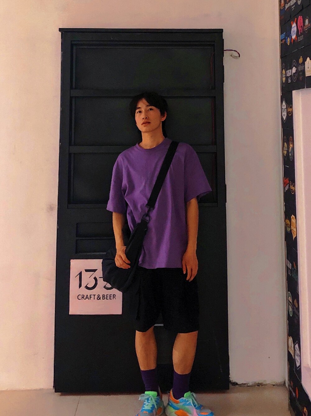 「ootd、街头搭配、基础款、紫」｜「H&Mのアイテム（Tシャツ/カットソー、パープル系）」を使った、maenieeeさん（メンズ・170cm）の秋コーディネートの1枚目の写真