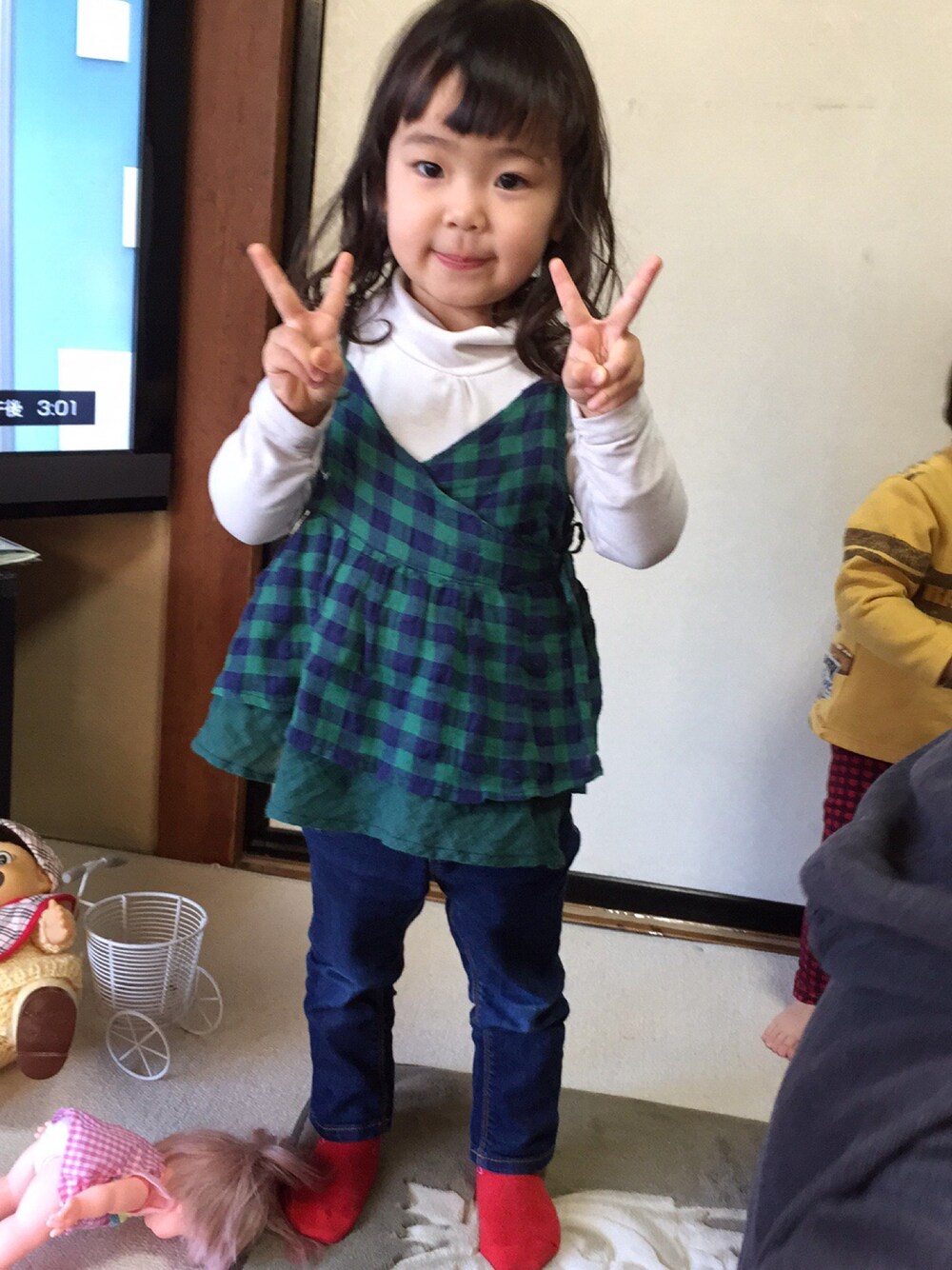 「女の子、3歳3ヶ月、ジーンズ、チェック、キャミソール重ね着」｜「CHIP TRIPのアイテム（Tシャツ/カットソー、ベージュ系）」を使った、miyokoharu Ariiさん（キッズ・100cm）の冬コーディネートの1枚目の写真