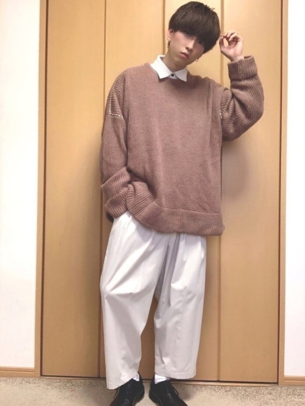 ブラウン系のニット/セーター、ホワイト系のその他パンツ、ブラック系のシャツ/ブラウスを着用したメンズの春コーディネートの1枚目の写真