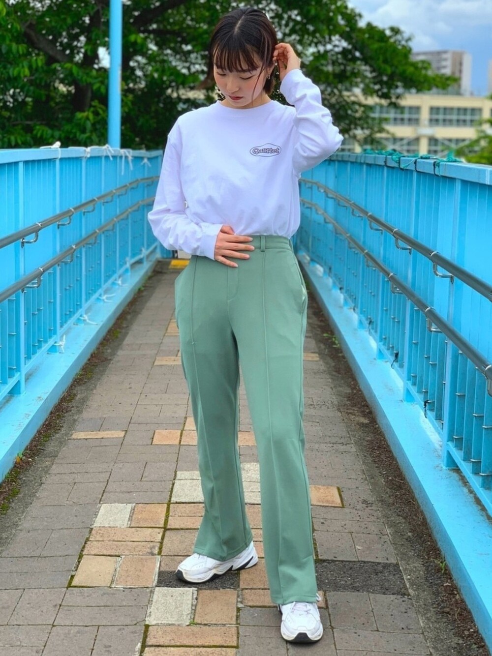 「シンプル、ビックシルエット、春コーデ、大人コーデ、カーハート、フレアパンツ、NIKE、carhartt、ストリート、ロンT」｜「quartetのアイテム（トップス、ホワイト系）」を使った、やべちさん（メンズ・177cm）の夏コーディネートの1枚目の写真