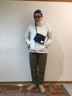「MANASTASH（マナスタッシュ）のアイテム（マウンテンパーカー）」を使った、日下部氏さん（メンズ・180cm）の春コーディネート