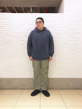 「Gramicci（グラミチ）のアイテム（パーカー）」を使った、日下部氏さん（メンズ・180cm）の春コーディネート