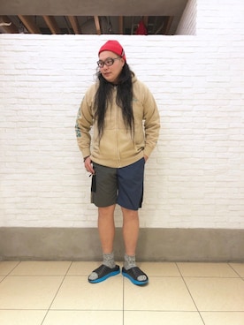 「Gramicci（グラミチ）のアイテム（パーカー）」を使った、日下部氏さん（メンズ・180cm）の春コーディネート