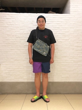 「and wander（アンドワンダー）のアイテム（バッグ）」を使った、日下部氏さん（メンズ・180cm）の春コーディネート