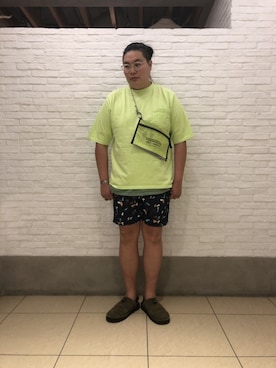 「and wander（アンドワンダー）のアイテム（バッグ）」を使った、日下部氏さん（メンズ・180cm）の春コーディネート