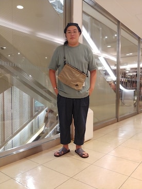 「and wander（アンドワンダー）のアイテム（バッグ）」を使った、日下部氏さん（メンズ・180cm）の夏コーディネート