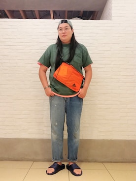 「and wander（アンドワンダー）のアイテム（バッグ）」を使った、日下部氏さん（メンズ・180cm）の夏コーディネート